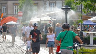 Smart Sprinkler Systems Aim to Cool Cities During Heat Waves (news). Photo by Silar via Wikimedia Commons (CC BY-SA 4.0)